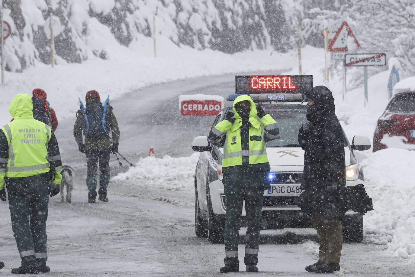 La Unidad Militar de Emergencias (UME), con dos batallones de 25 personas cada uno, un grupo cinológico, un grupo especial de montaña, una cuña y un vehículo oruga, se han sumado este sábado al dispositivo de búsqueda que trata de localizar a uno de los dos operarios de una quitanieves sepultados bajo un alud en el puerto de San Isidro. El cuerpo del otro, fue encontrado tras ocho horas de intenso rastreo.