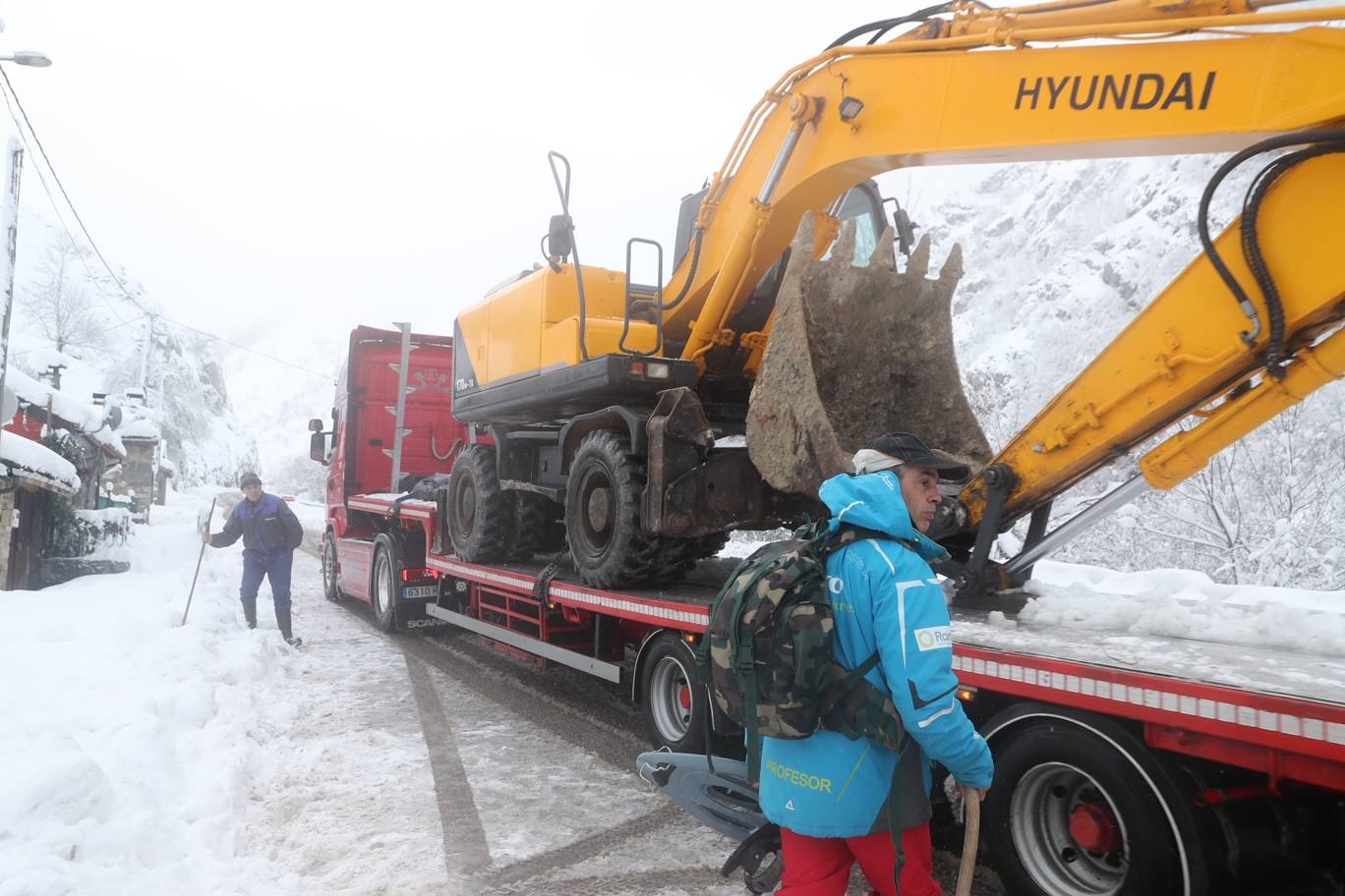 La Unidad Militar de Emergencias (UME), con dos batallones de 25 personas cada uno, un grupo cinológico, un grupo especial de montaña, una cuña y un vehículo oruga, se han sumado este sábado al dispositivo de búsqueda que trata de localizar a uno de los dos operarios de una quitanieves sepultados bajo un alud en el puerto de San Isidro. El cuerpo del otro, fue encontrado tras ocho horas de intenso rastreo.