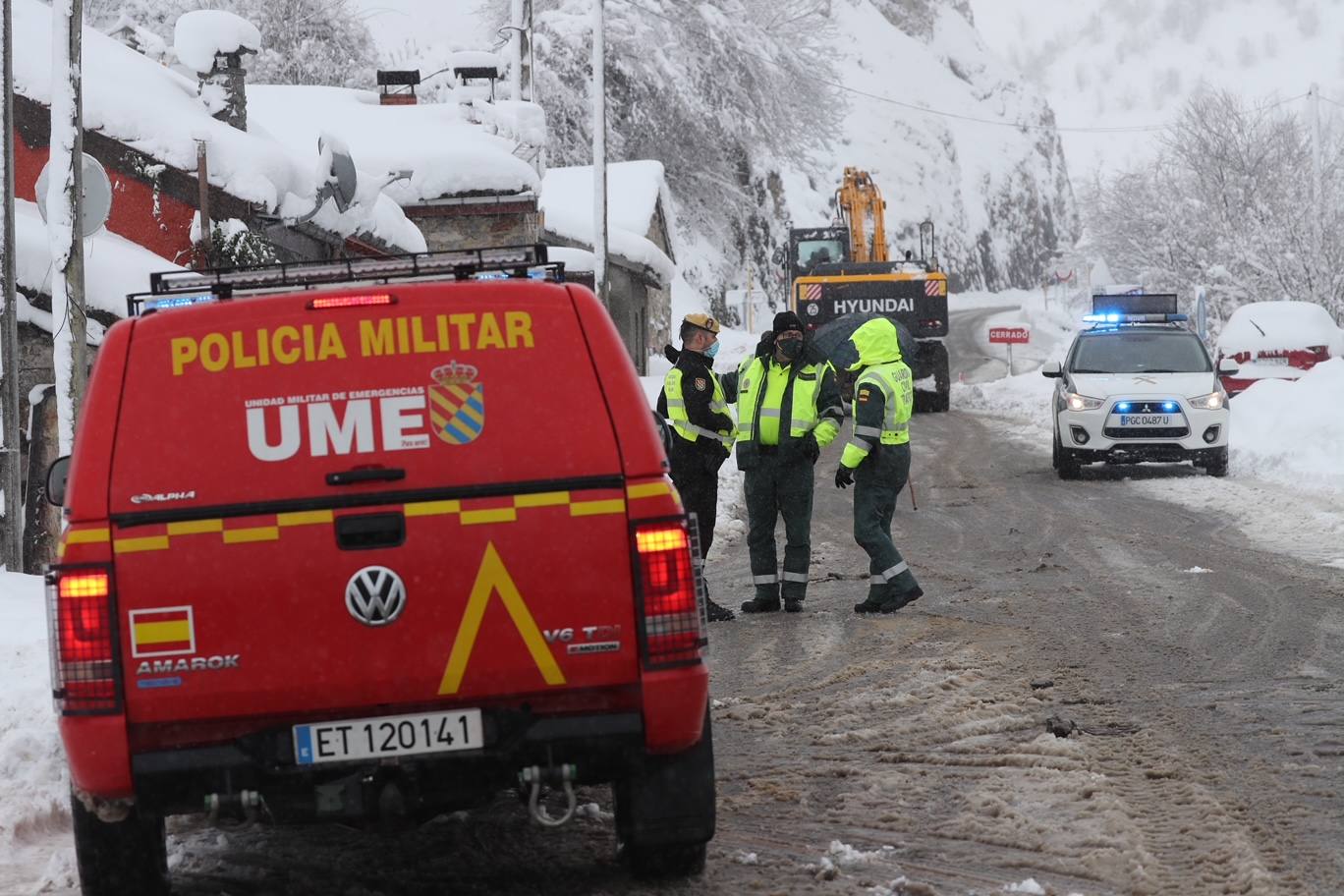 La Unidad Militar de Emergencias (UME), con dos batallones de 25 personas cada uno, un grupo cinológico, un grupo especial de montaña, una cuña y un vehículo oruga, se han sumado este sábado al dispositivo de búsqueda que trata de localizar a uno de los dos operarios de una quitanieves sepultados bajo un alud en el puerto de San Isidro. El cuerpo del otro, fue encontrado tras ocho horas de intenso rastreo.