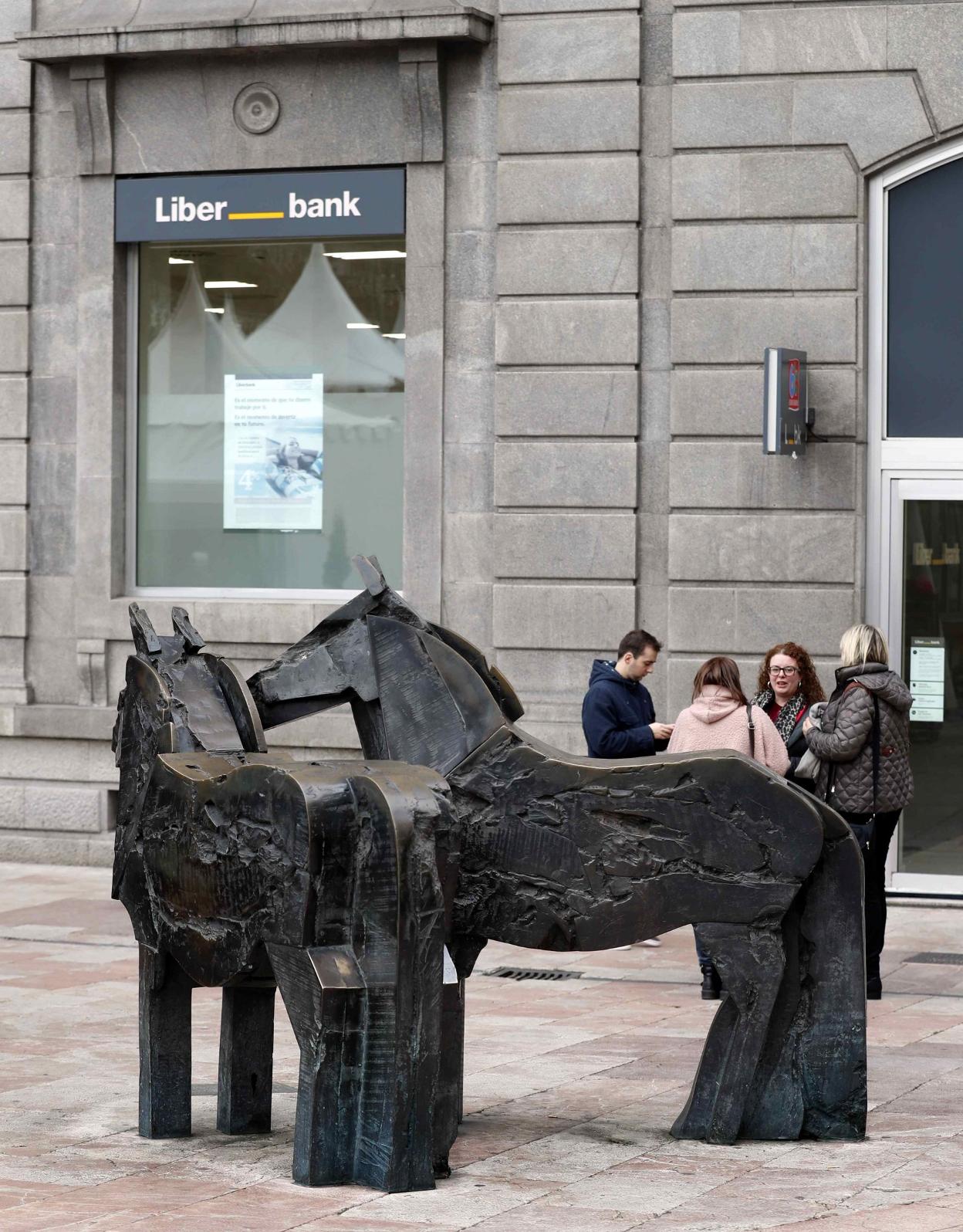 Los asturcones, símbolo de Cajastur, a la entrada de la sede de Liberbank en Oviedo. 