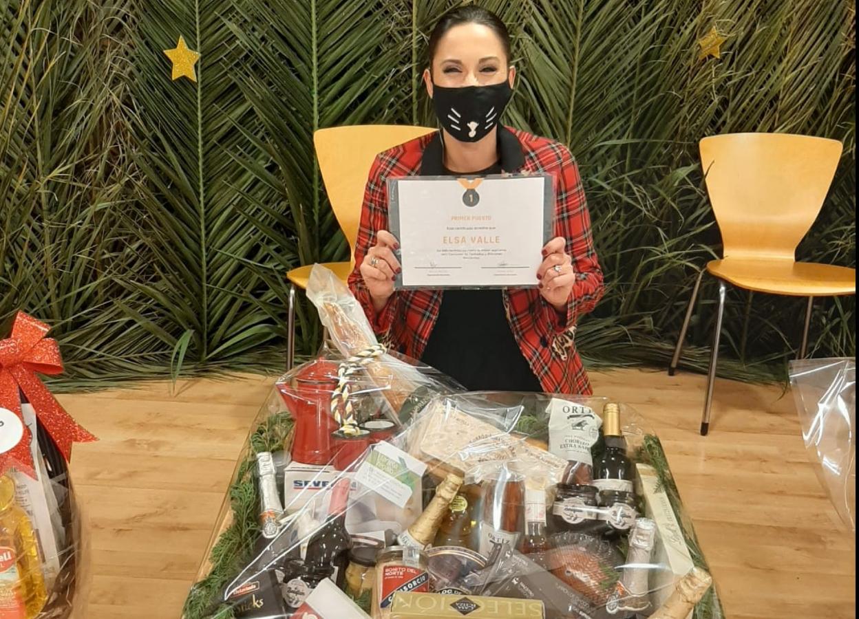 Elsa Valle, con su premio. 