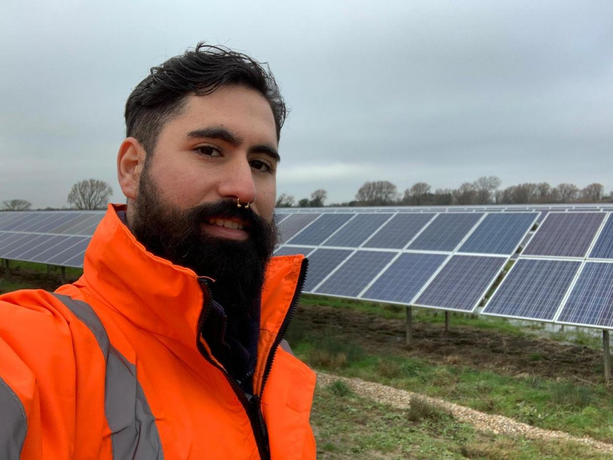 Pablo Martínez durante una de sus jornadas laborales, rodeado de paneles solares. 