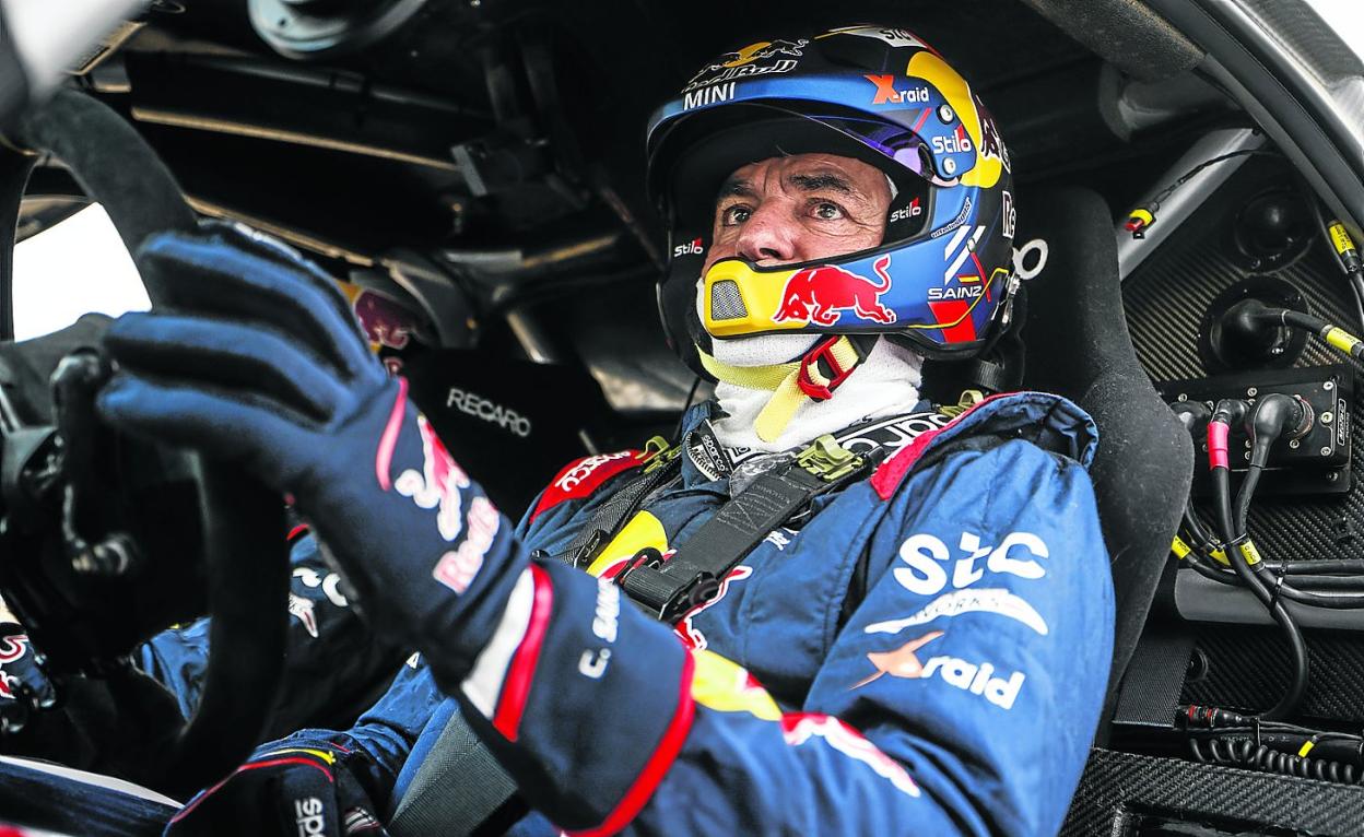 Carlos Sainz comenzó con problemas el Dakar de 2021. 