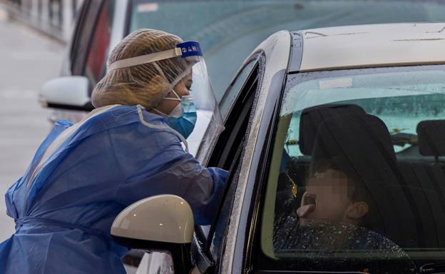 Salud estudia la relación entre el brote de cepa británica en Avilés y otro detectado en un colegio de la ciudad