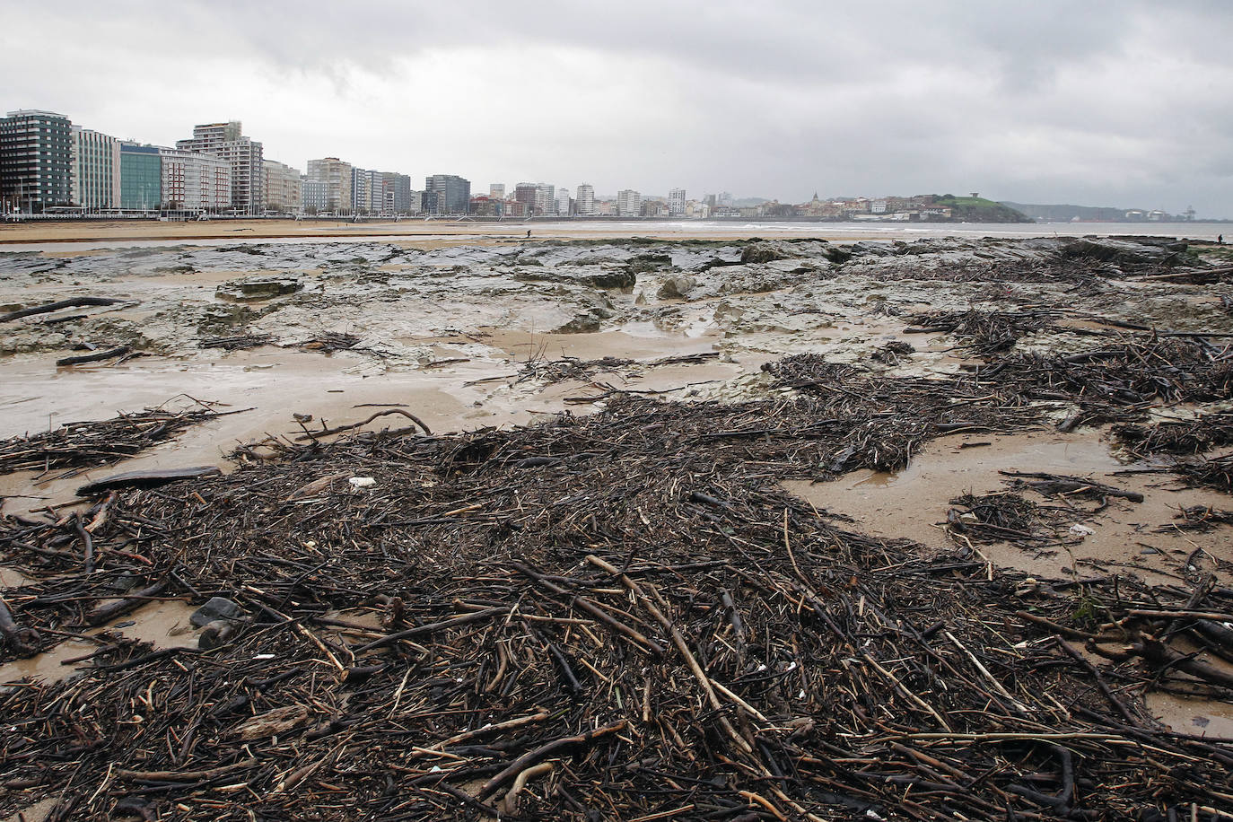 Nieve en las cotas altas, lluvia que no cesa en el litoral. El temporal no da tregua en Asturias y está complicando mucho la circulación en las zonas de montaña y anegando algunos puntos.