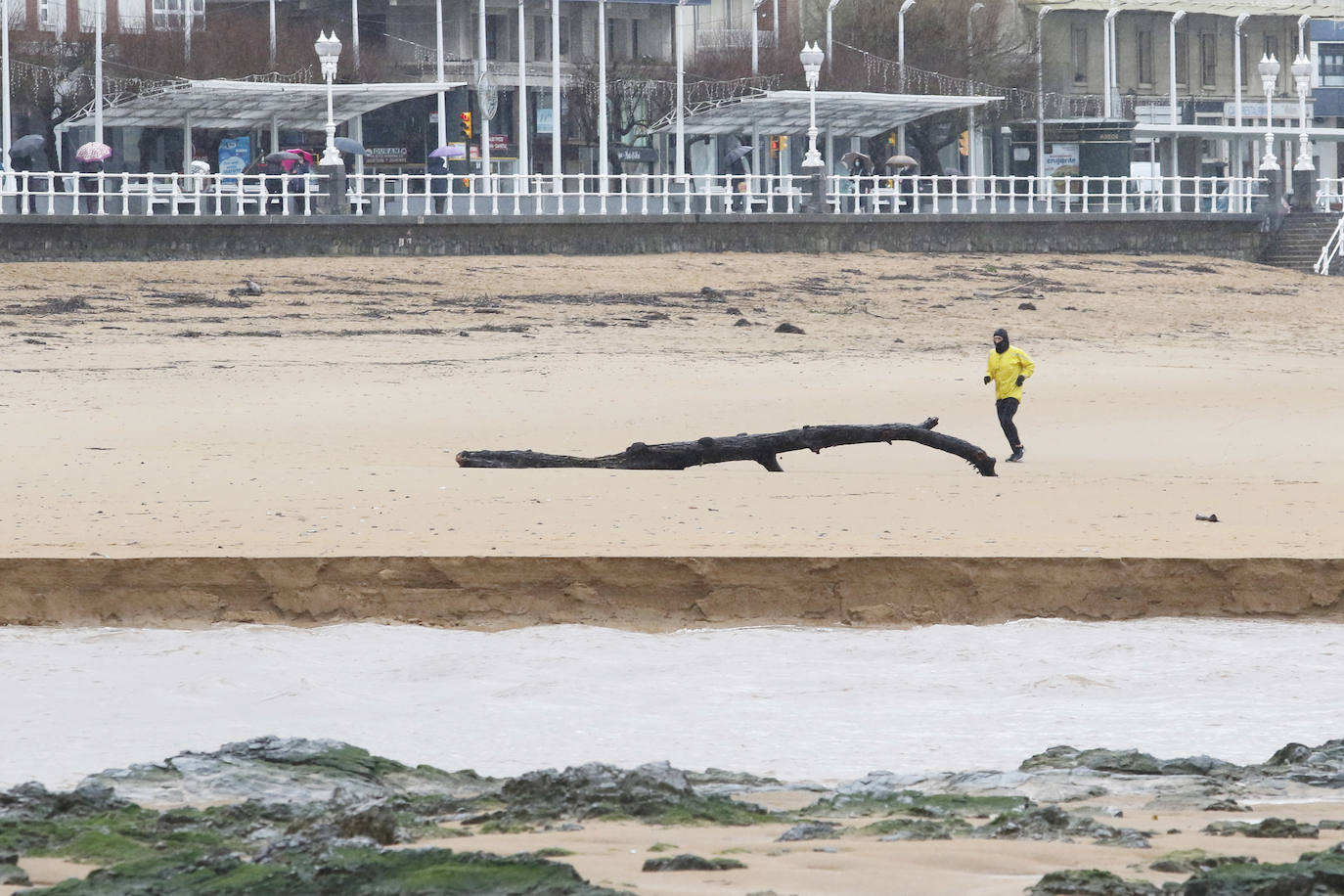 Nieve en las cotas altas, lluvia que no cesa en el litoral. El temporal no da tregua en Asturias y está complicando mucho la circulación en las zonas de montaña y anegando algunos puntos.