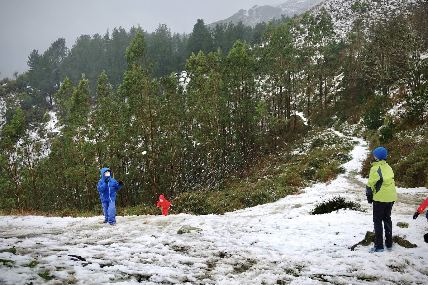 Nieve en las cotas altas, lluvia que no cesa en el litoral. El temporal no da tregua en Asturias y está complicando mucho la circulación en las zonas de montaña y anegando algunos puntos.