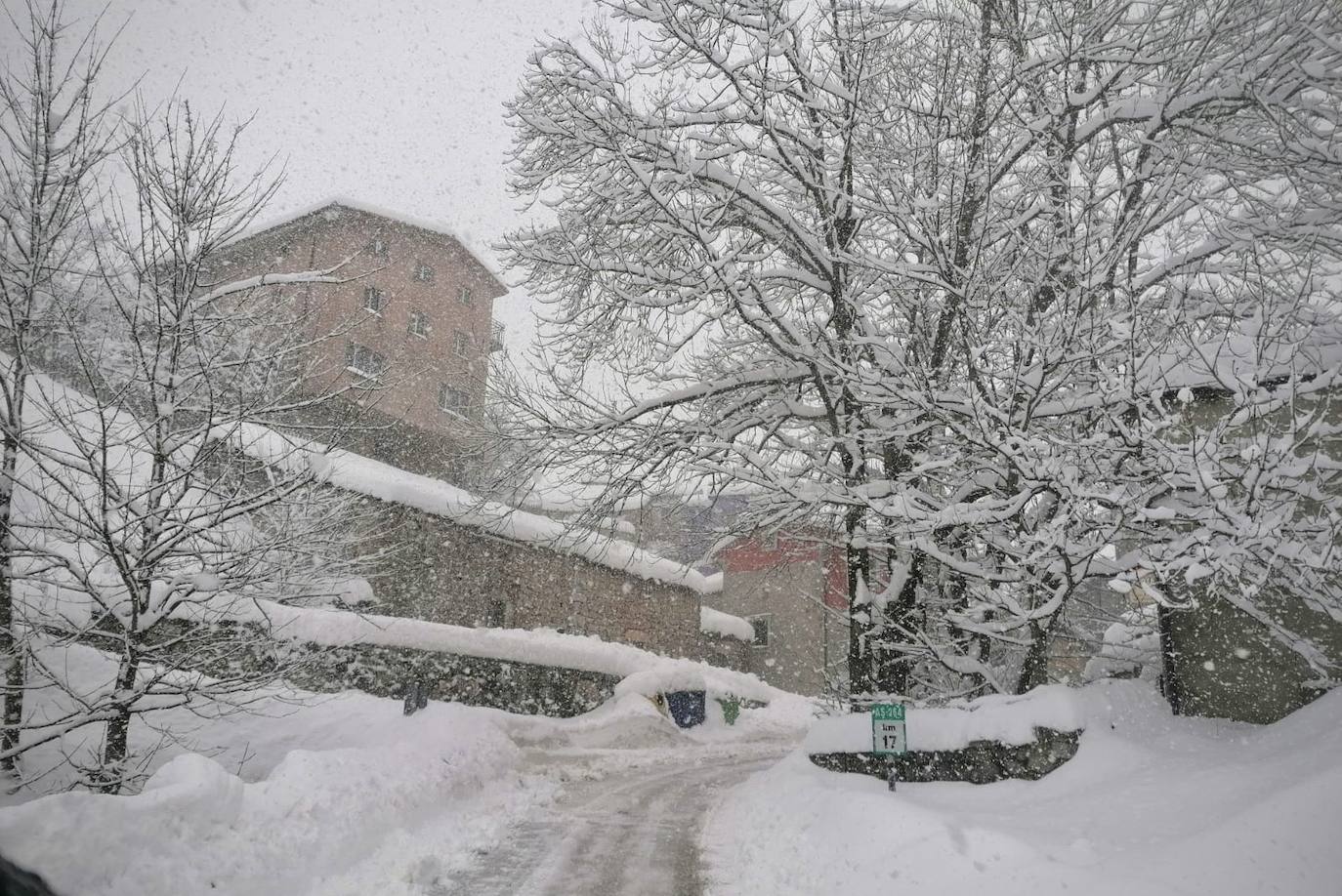 Nieve en las cotas altas, lluvia que no cesa en el litoral. El temporal no da tregua en Asturias y está complicando mucho la circulación en las zonas de montaña y anegando algunos puntos.
