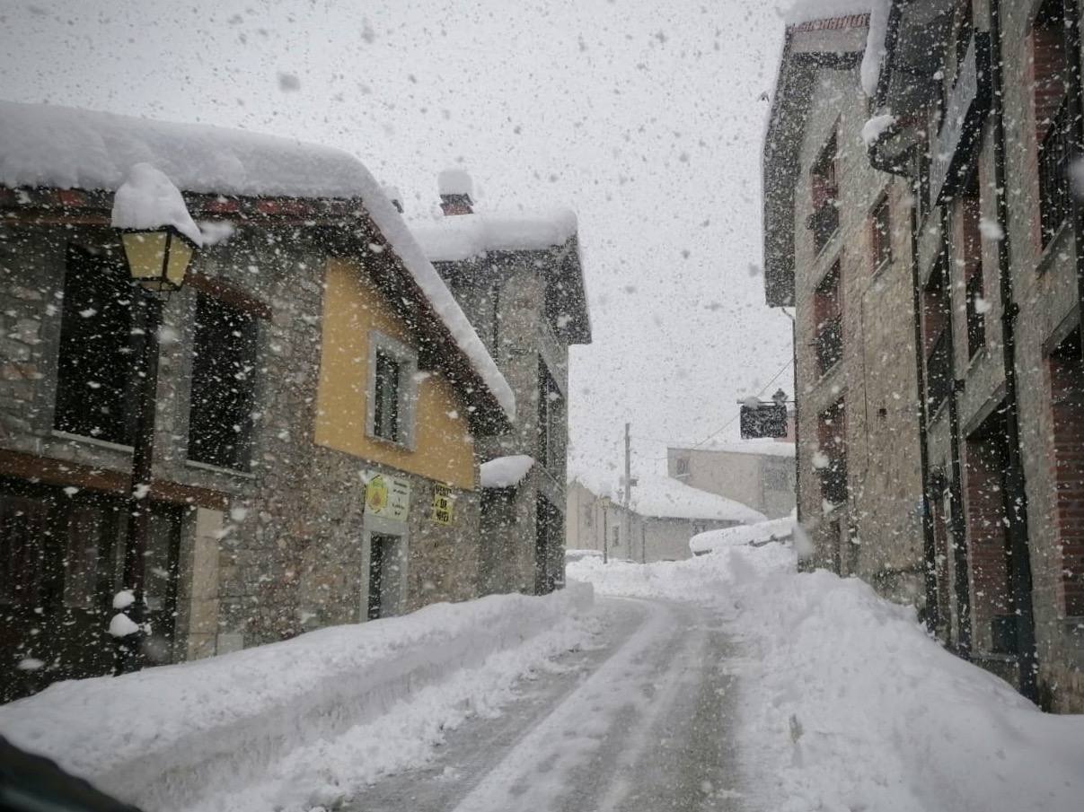 Nieve en las cotas altas, lluvia que no cesa en el litoral. El temporal no da tregua en Asturias y está complicando mucho la circulación en las zonas de montaña y anegando algunos puntos.