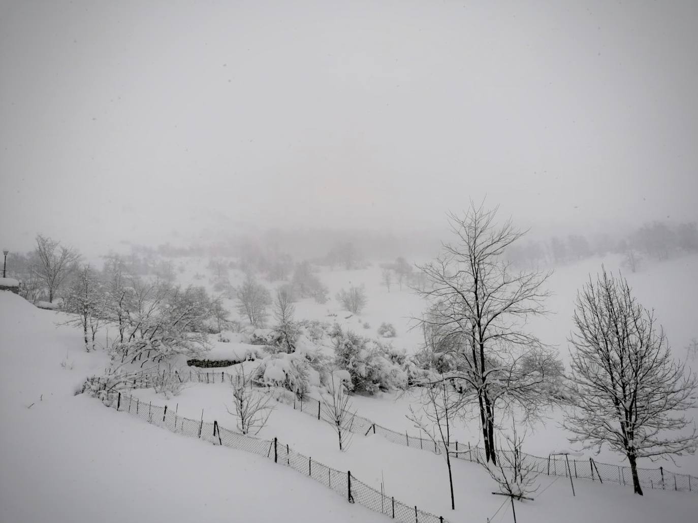 Nieve en las cotas altas, lluvia que no cesa en el litoral. El temporal no da tregua en Asturias y está complicando mucho la circulación en las zonas de montaña y anegando algunos puntos.