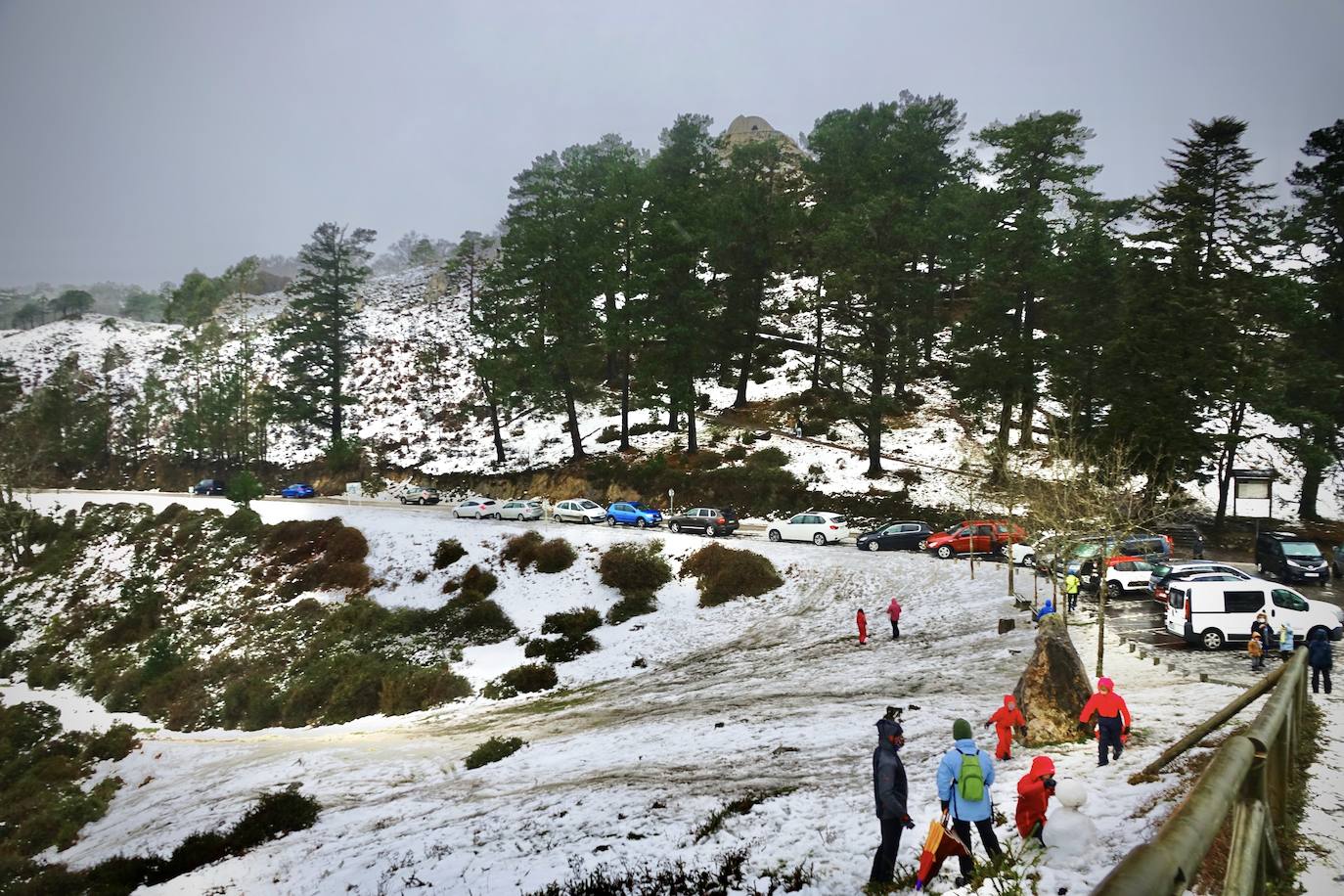 Nieve en las cotas altas, lluvia que no cesa en el litoral. El temporal no da tregua en Asturias y está complicando mucho la circulación en las zonas de montaña y anegando algunos puntos.