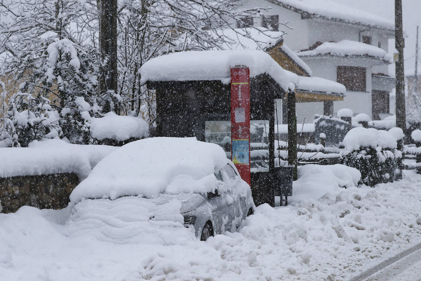 Nieve en las cotas altas, lluvia que no cesa en el litoral. El temporal no da tregua en Asturias y está complicando mucho la circulación en las zonas de montaña y anegando algunos puntos.