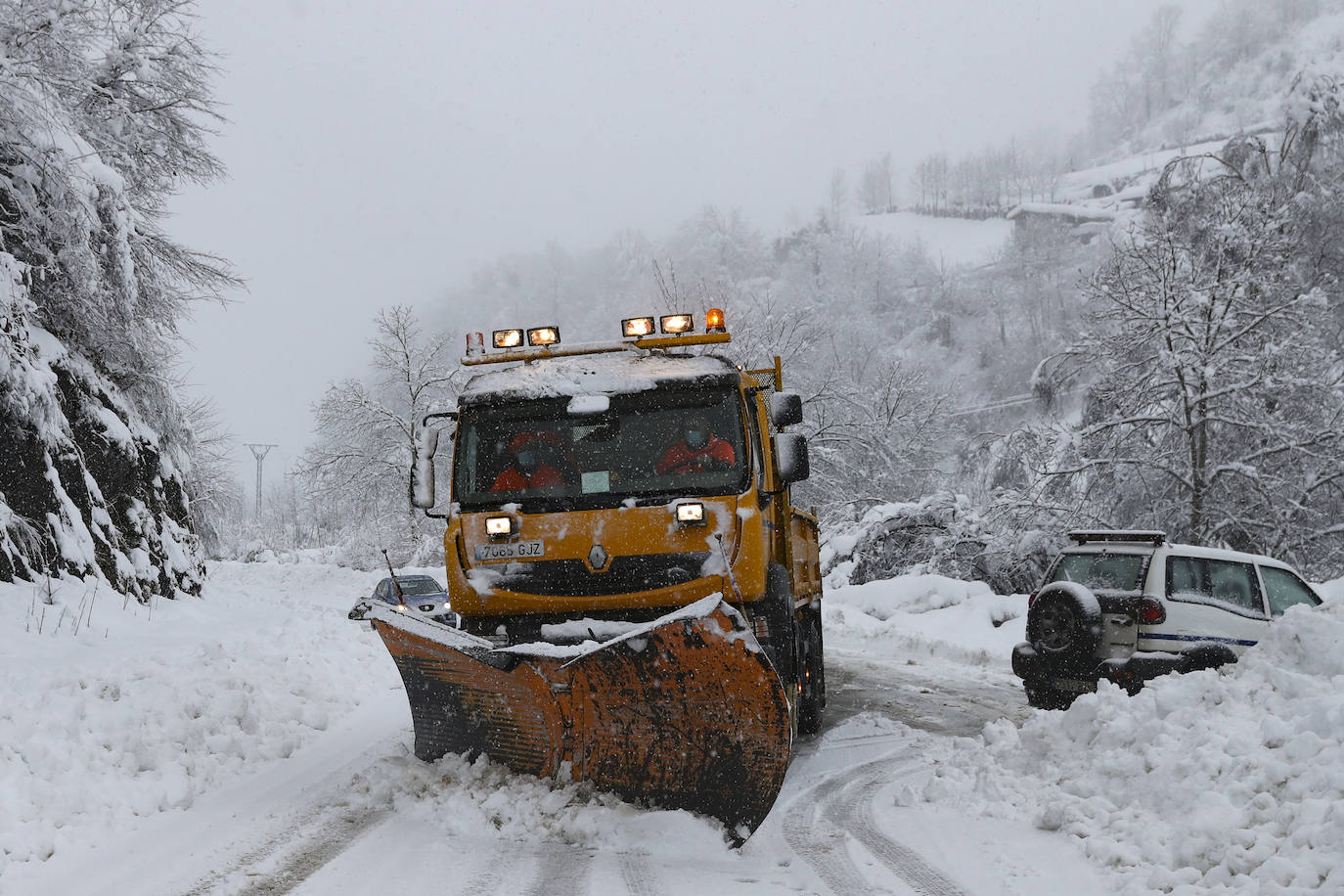 Nieve en las cotas altas, lluvia que no cesa en el litoral. El temporal no da tregua en Asturias y está complicando mucho la circulación en las zonas de montaña y anegando algunos puntos.