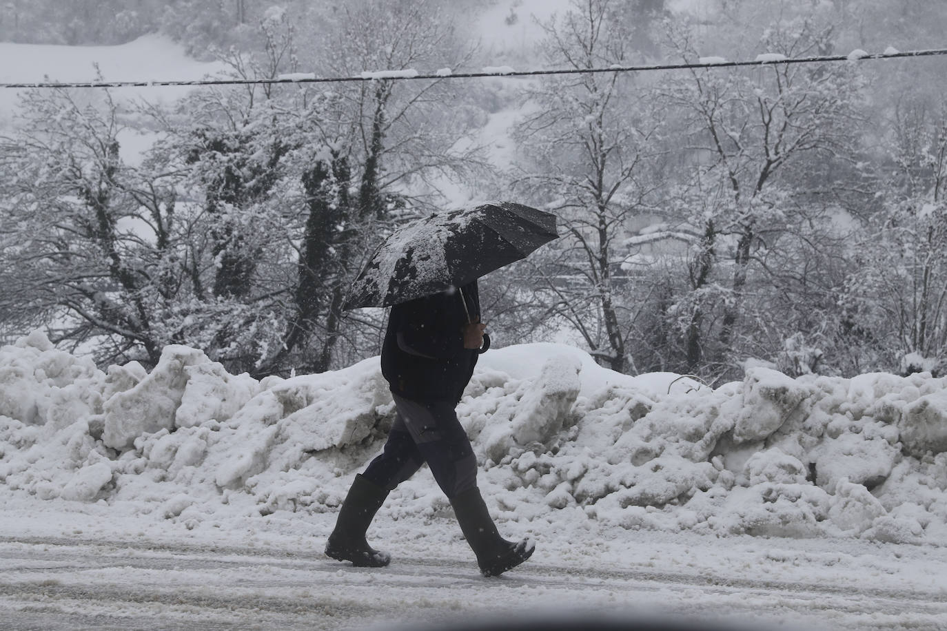 Nieve en las cotas altas, lluvia que no cesa en el litoral. El temporal no da tregua en Asturias y está complicando mucho la circulación en las zonas de montaña y anegando algunos puntos.