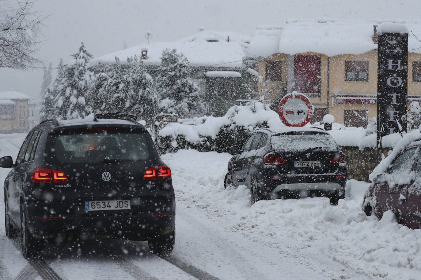 Nieve en las cotas altas, lluvia que no cesa en el litoral. El temporal no da tregua en Asturias y está complicando mucho la circulación en las zonas de montaña y anegando algunos puntos.