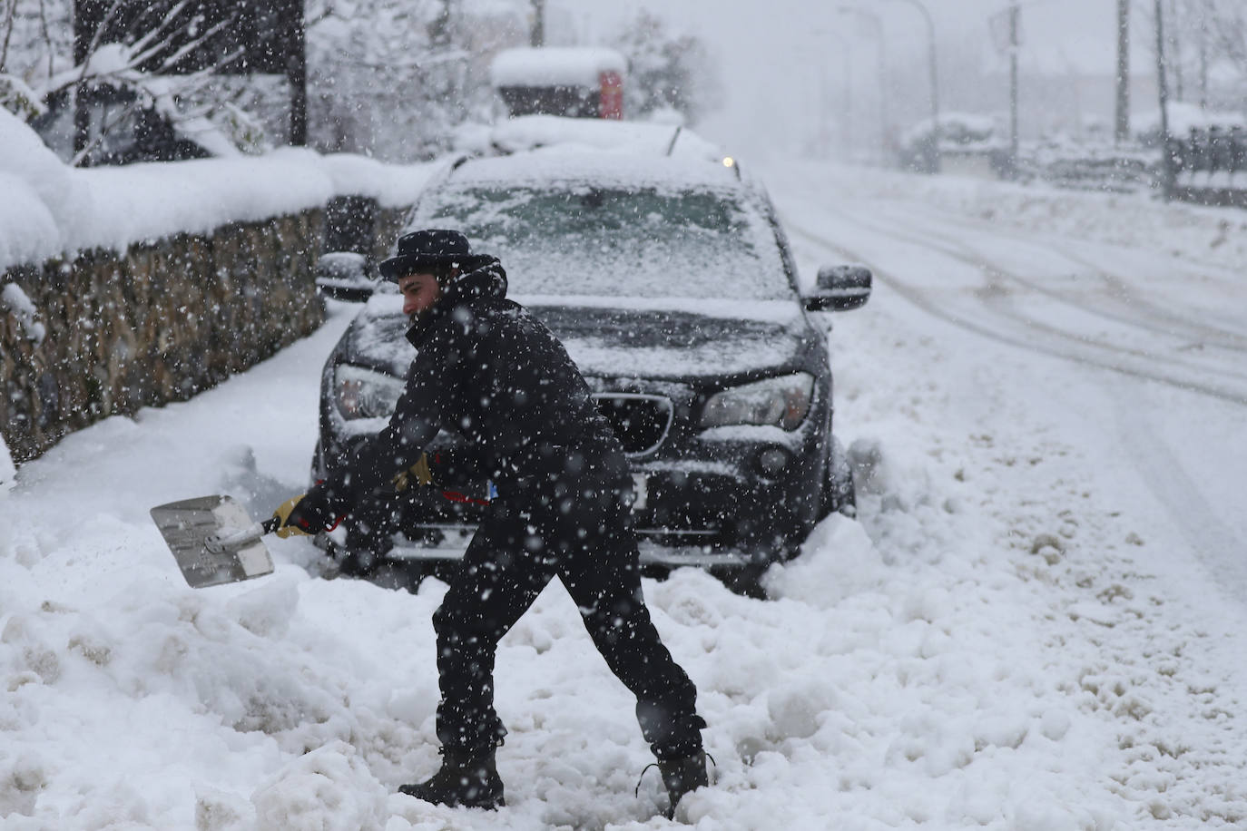 Nieve en las cotas altas, lluvia que no cesa en el litoral. El temporal no da tregua en Asturias y está complicando mucho la circulación en las zonas de montaña y anegando algunos puntos.