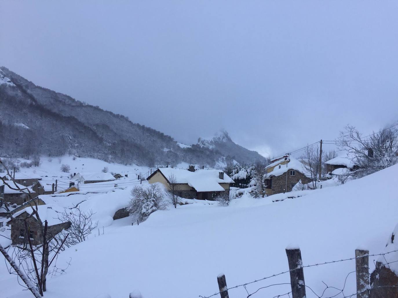 Nieve en las cotas altas, lluvia que no cesa en el litoral. El temporal no da tregua en Asturias y está complicando mucho la circulación en las zonas de montaña y anegando algunos puntos.