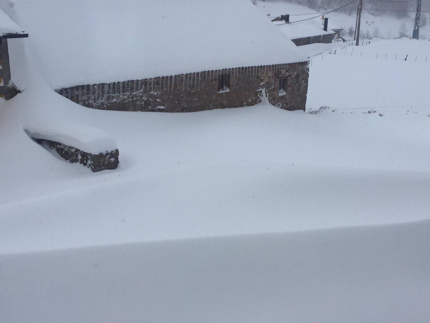 Nieve en las cotas altas, lluvia que no cesa en el litoral. El temporal no da tregua en Asturias y está complicando mucho la circulación en las zonas de montaña y anegando algunos puntos.