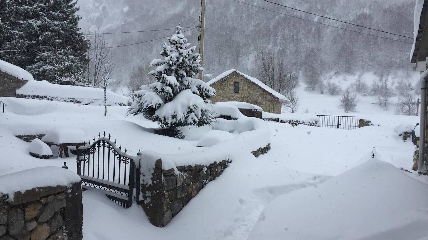 Nieve en las cotas altas, lluvia que no cesa en el litoral. El temporal no da tregua en Asturias y está complicando mucho la circulación en las zonas de montaña y anegando algunos puntos.