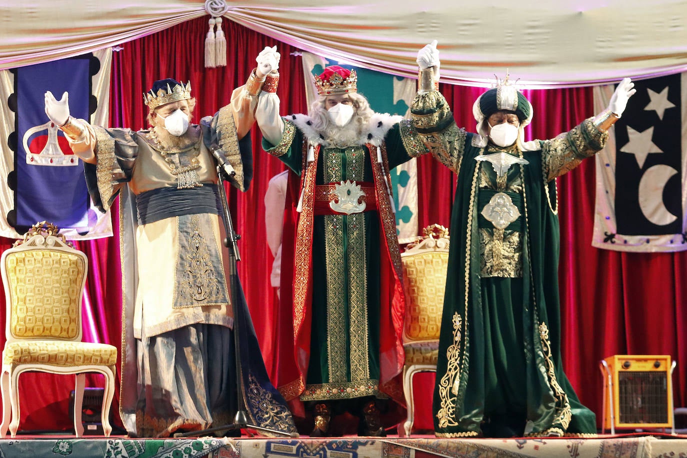 Melchor, Gaspar y Baltasar son testigos del cariño de los niños gijoneses que, durante el lunes y este martes —dos días muy fríos y lluviosos—, han acudido a la recepción celebrada en la plaza de toros de Gijón. Sus Majestades de Oriente ya están cargados de regalos para repartir ilusión esta madrugada. 