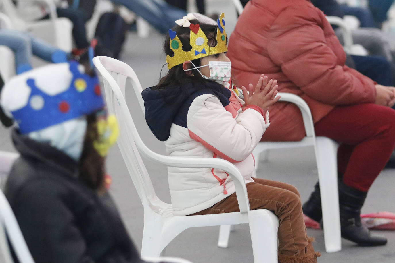 Melchor, Gaspar y Baltasar son testigos del cariño de los niños gijoneses que, durante el lunes y este martes —dos días muy fríos y lluviosos—, han acudido a la recepción celebrada en la plaza de toros de Gijón. Sus Majestades de Oriente ya están cargados de regalos para repartir ilusión esta madrugada. 