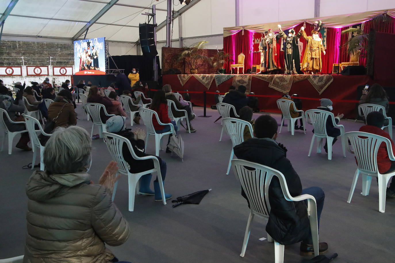 Melchor, Gaspar y Baltasar son testigos del cariño de los niños gijoneses que, durante el lunes y este martes —dos días muy fríos y lluviosos—, han acudido a la recepción celebrada en la plaza de toros de Gijón. Sus Majestades de Oriente ya están cargados de regalos para repartir ilusión esta madrugada. 