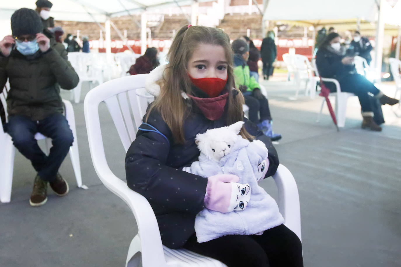 Melchor, Gaspar y Baltasar son testigos del cariño de los niños gijoneses que, durante el lunes y este martes —dos días muy fríos y lluviosos—, han acudido a la recepción celebrada en la plaza de toros de Gijón. Sus Majestades de Oriente ya están cargados de regalos para repartir ilusión esta madrugada. 