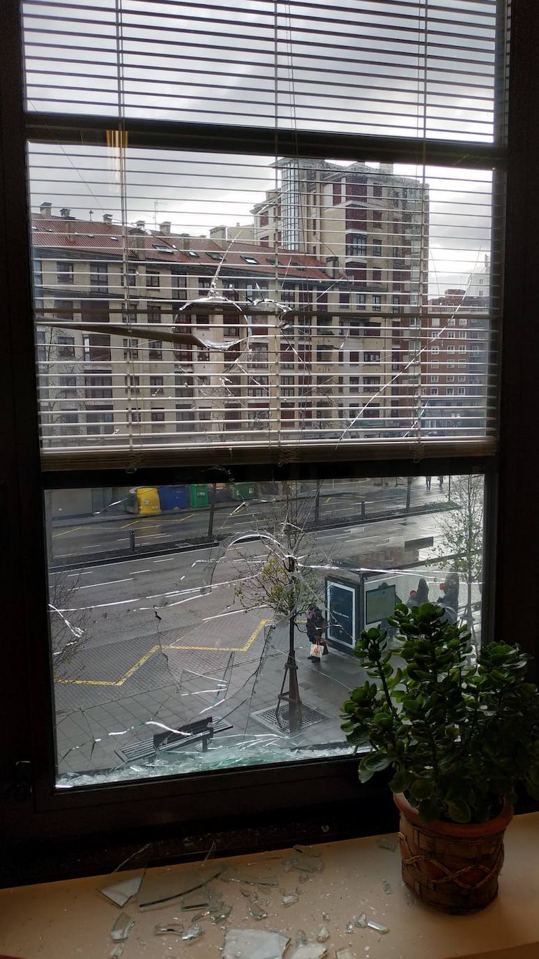 La Policía Local de Gijón ha detenido a un hombre de 44 años por romper presuntamente los cristales de treinta ventanas del edificio municipal de la Gota de Leche durante la madrugada de este lunes. Además, el acusado accedió al inmueble y destrozó parte del mobiliario, como mesas y sillas. 