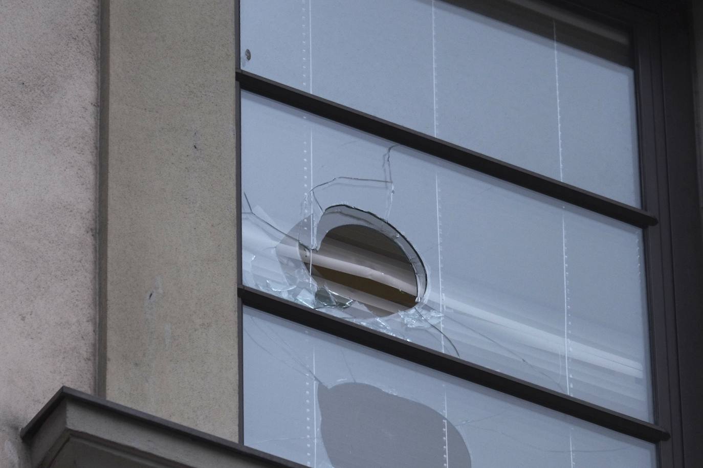 La Policía Local de Gijón ha detenido a un hombre de 44 años por romper presuntamente los cristales de treinta ventanas del edificio municipal de la Gota de Leche durante la madrugada de este lunes. Además, el acusado accedió al inmueble y destrozó parte del mobiliario, como mesas y sillas. 