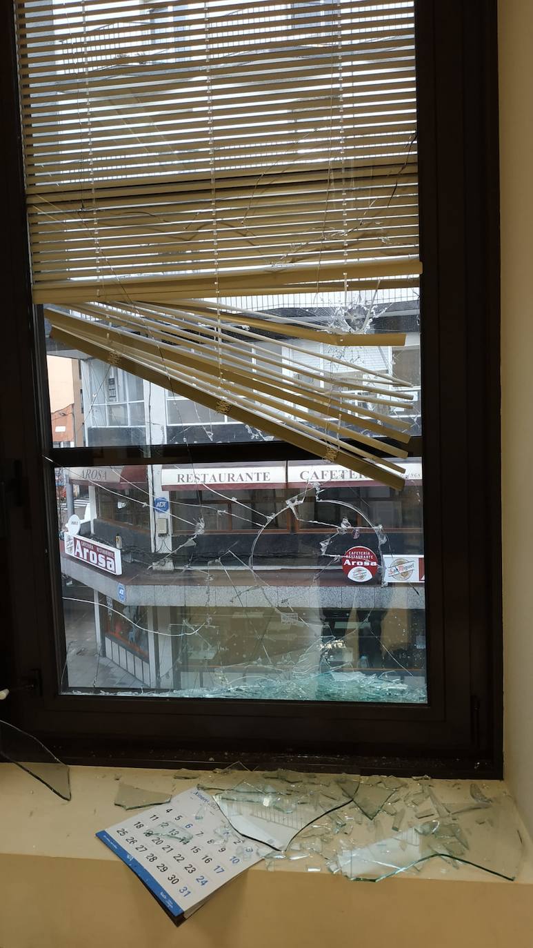 La Policía Local de Gijón ha detenido a un hombre de 44 años por romper presuntamente los cristales de treinta ventanas del edificio municipal de la Gota de Leche durante la madrugada de este lunes. Además, el acusado accedió al inmueble y destrozó parte del mobiliario, como mesas y sillas. 