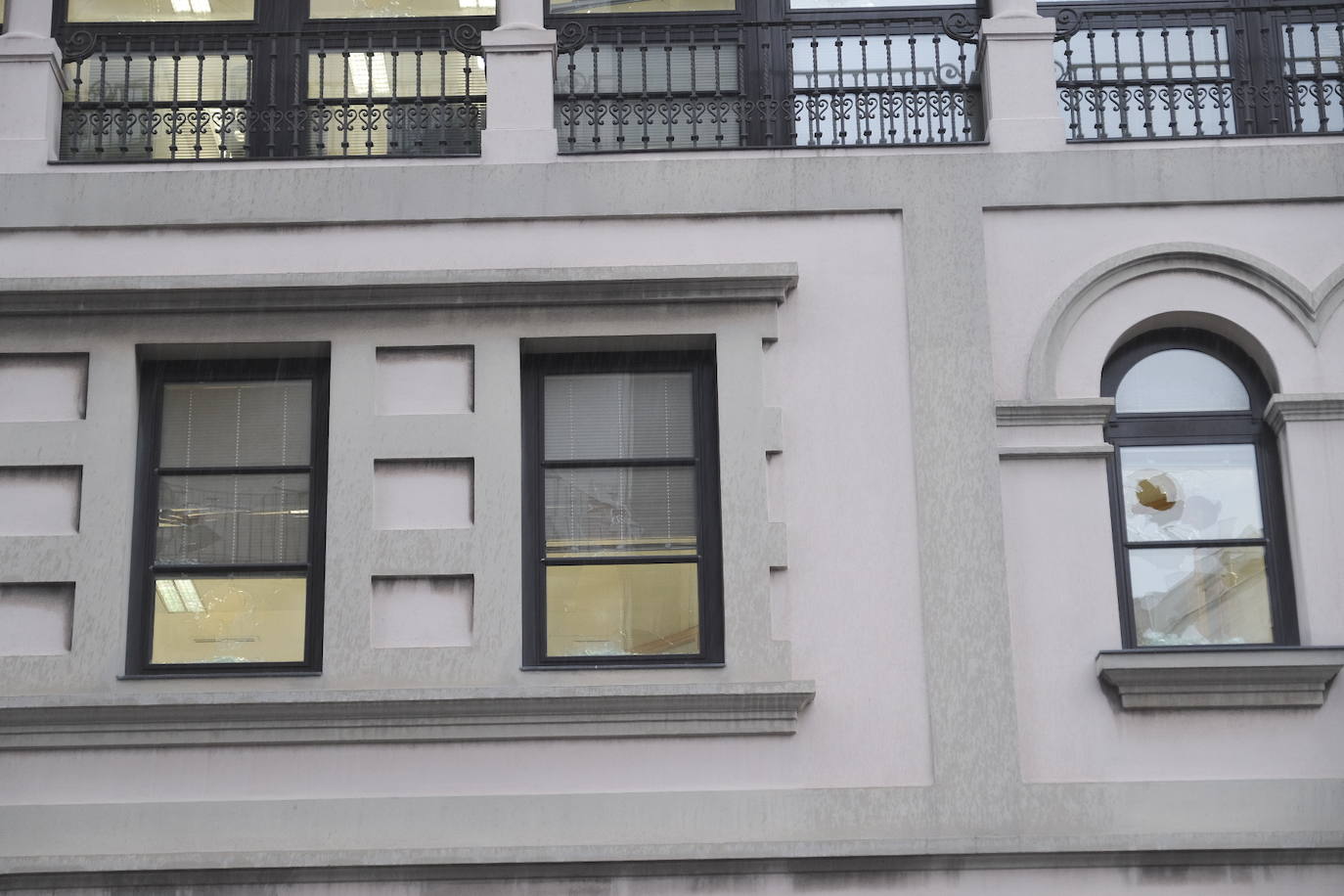 La Policía Local de Gijón ha detenido a un hombre de 44 años por romper presuntamente los cristales de treinta ventanas del edificio municipal de la Gota de Leche durante la madrugada de este lunes. Además, el acusado accedió al inmueble y destrozó parte del mobiliario, como mesas y sillas. 