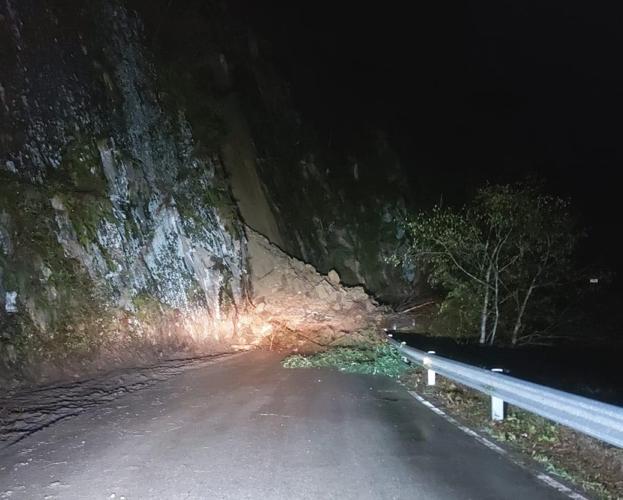 Desprendimiento en la AS-12, cerca de la presa de Doiras. 