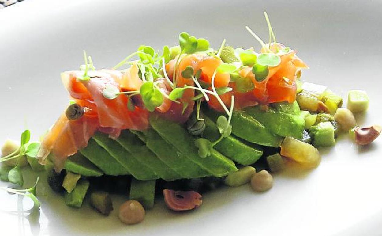 Aguacate, tartar de encurtidos, salmón ahumado y salazón