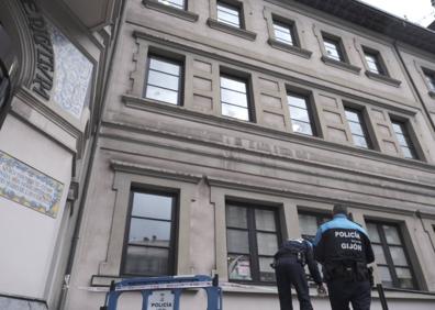Imagen secundaria 1 - Detienen en Gijón a un hombre que rompió 30 ventanas de la Gota de Leche y accedió al inmueble