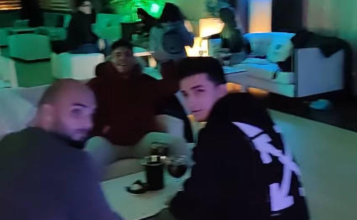 Un instante del vídeo publicado por el Bellavista en el que se puede ver a Nacho Méndez, Manu García y Isma Aizpiri 