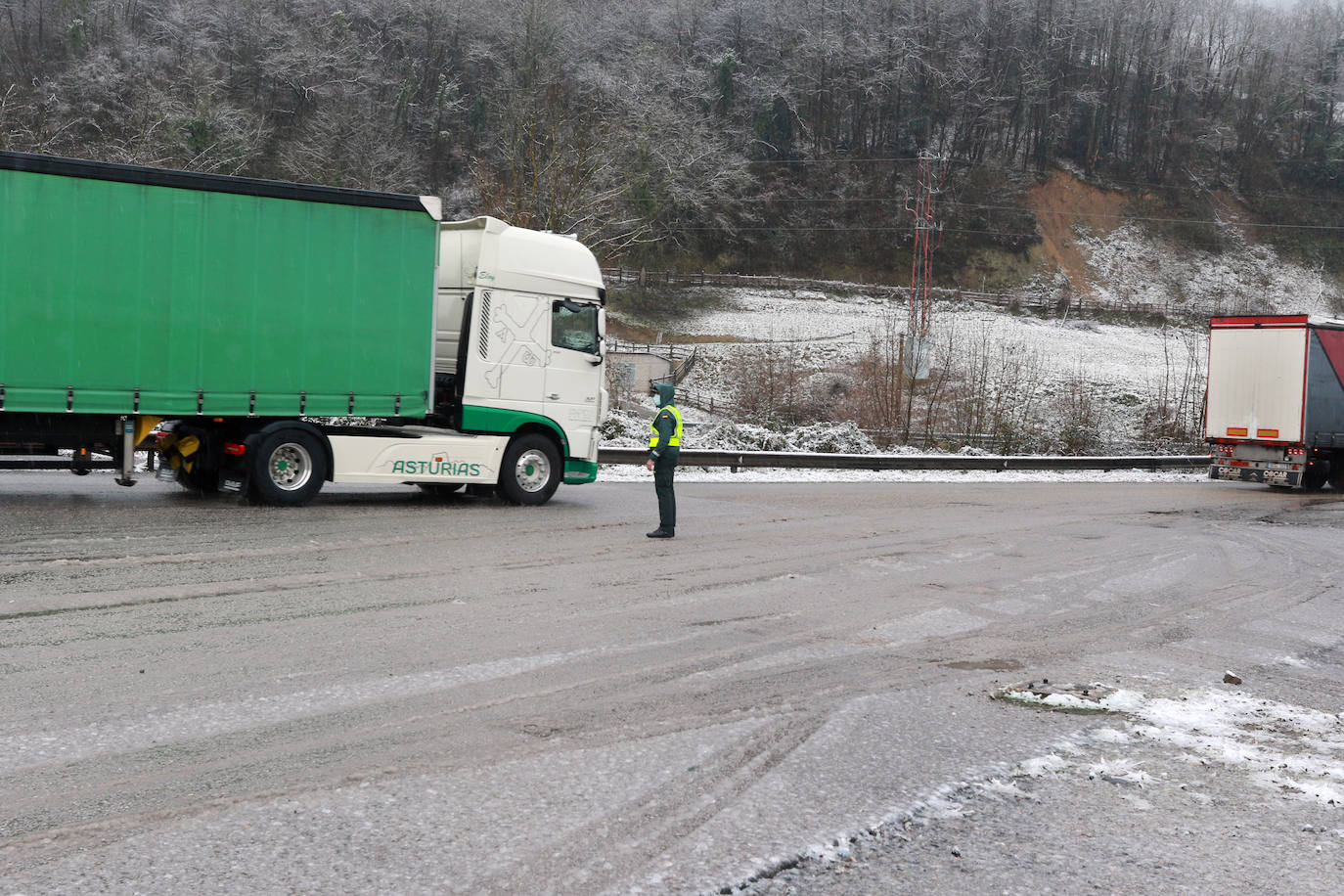 Buena parte de Asturias continúa en alerta amarilla a causa de las nevadas. Hay riesgo de fenómenos costeros en el oriente y acumulación de nieve de hasta 15 centímetros en la Cordillera. La cota seguirá en 300 metros, aunque irá subiendo a lo largo de la jornada