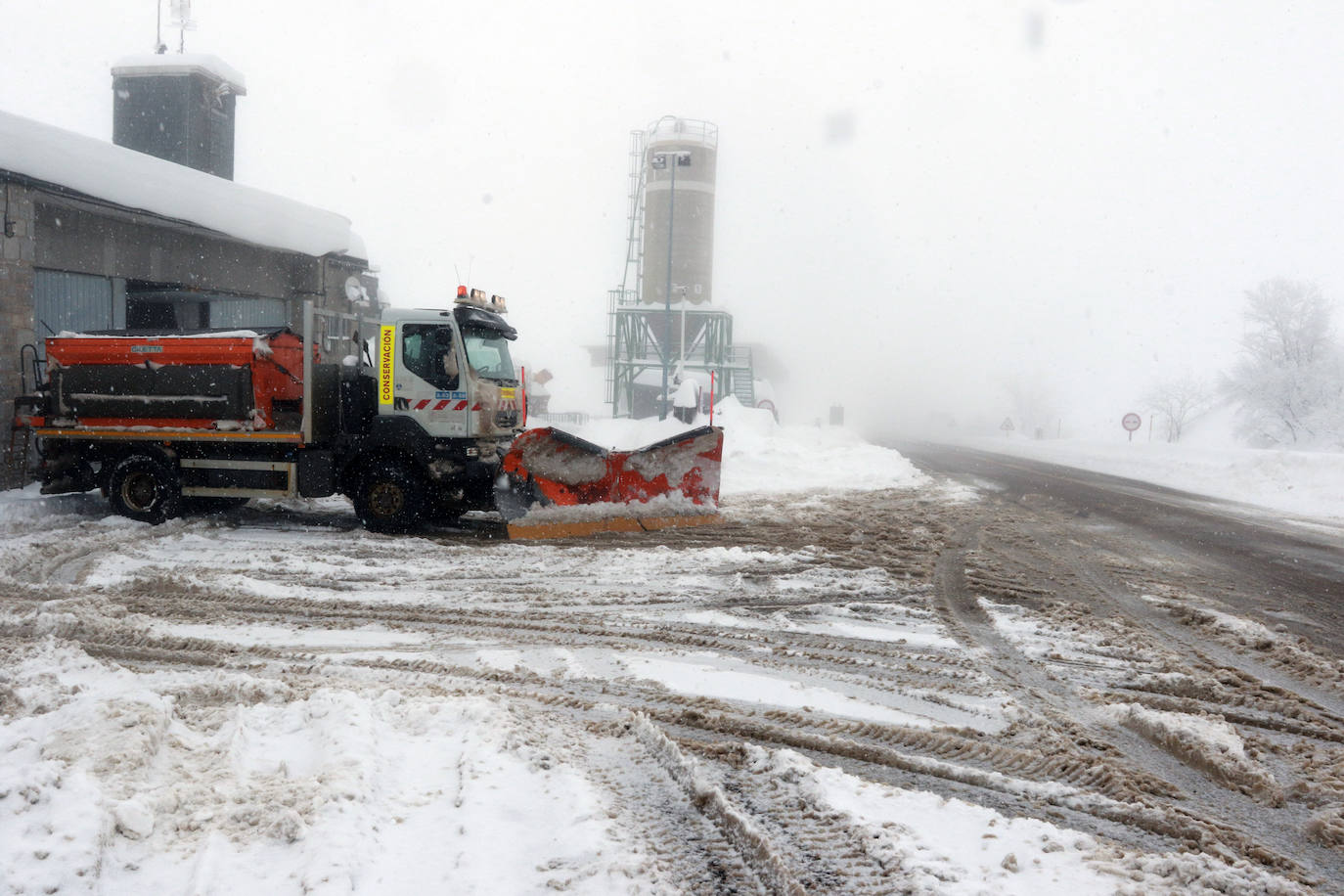 Buena parte de Asturias continúa en alerta amarilla a causa de las nevadas. Hay riesgo de fenómenos costeros en el oriente y acumulación de nieve de hasta 15 centímetros en la Cordillera. La cota seguirá en 300 metros, aunque irá subiendo a lo largo de la jornada