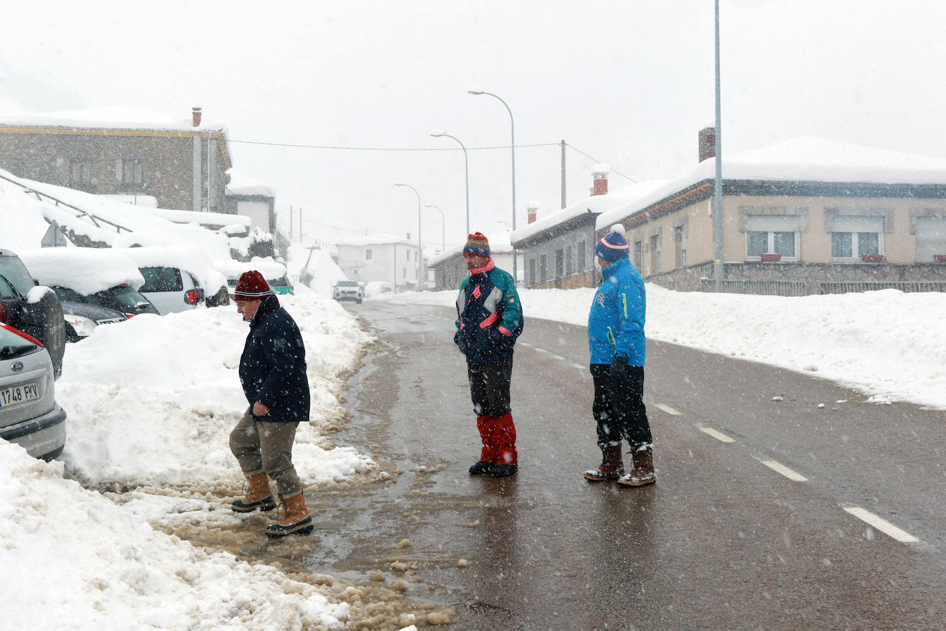 Buena parte de Asturias continúa en alerta amarilla a causa de las nevadas. Hay riesgo de fenómenos costeros en el oriente y acumulación de nieve de hasta 15 centímetros en la Cordillera. La cota seguirá en 300 metros, aunque irá subiendo a lo largo de la jornada