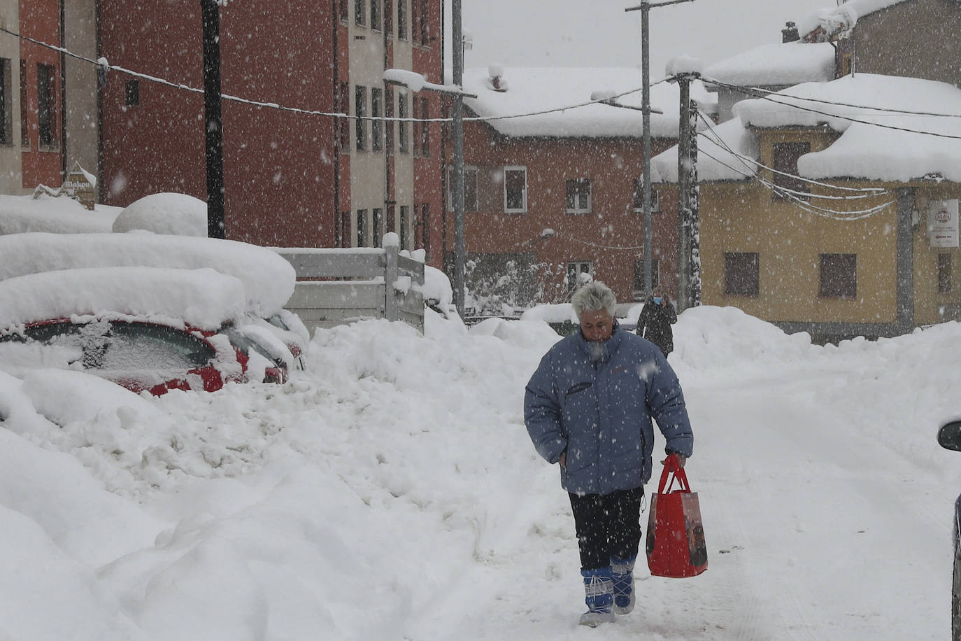 Buena parte de Asturias continúa en alerta amarilla a causa de las nevadas. Hay riesgo de fenómenos costeros en el oriente y acumulación de nieve de hasta 15 centímetros en la Cordillera. La cota seguirá en 300 metros, aunque irá subiendo a lo largo de la jornada