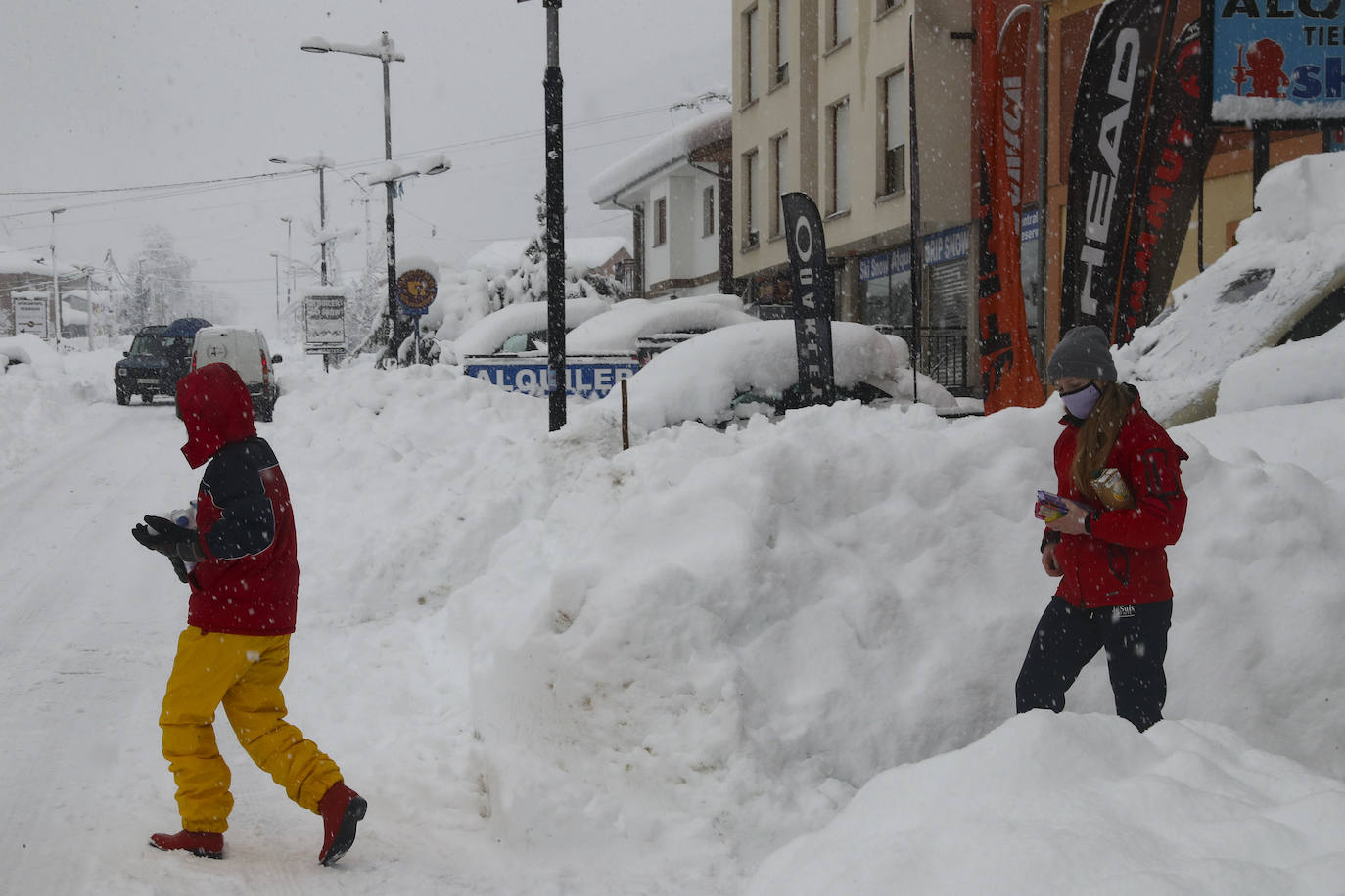 Buena parte de Asturias continúa en alerta amarilla a causa de las nevadas. Hay riesgo de fenómenos costeros en el oriente y acumulación de nieve de hasta 15 centímetros en la Cordillera. La cota seguirá en 300 metros, aunque irá subiendo a lo largo de la jornada