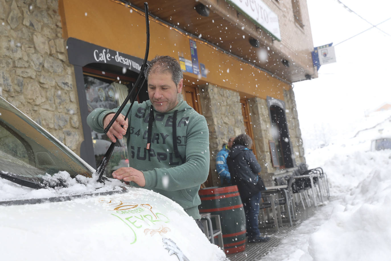 Buena parte de Asturias continúa en alerta amarilla a causa de las nevadas. Hay riesgo de fenómenos costeros en el oriente y acumulación de nieve de hasta 15 centímetros en la Cordillera. La cota seguirá en 300 metros, aunque irá subiendo a lo largo de la jornada