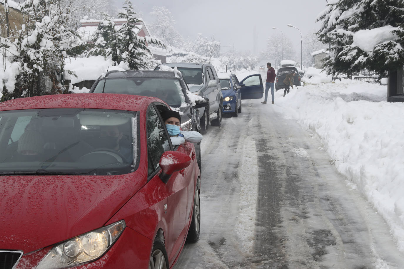 Buena parte de Asturias continúa en alerta amarilla a causa de las nevadas. Hay riesgo de fenómenos costeros en el oriente y acumulación de nieve de hasta 15 centímetros en la Cordillera. La cota seguirá en 300 metros, aunque irá subiendo a lo largo de la jornada