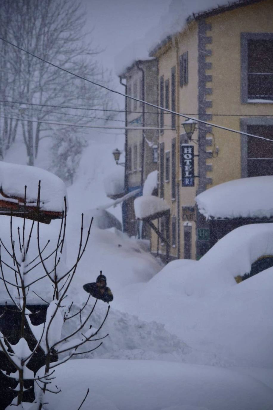 Buena parte de Asturias continúa en alerta amarilla a causa de las nevadas. Hay riesgo de fenómenos costeros en el oriente y acumulación de nieve de hasta 15 centímetros en la Cordillera. La cota seguirá en 300 metros, aunque irá subiendo a lo largo de la jornada