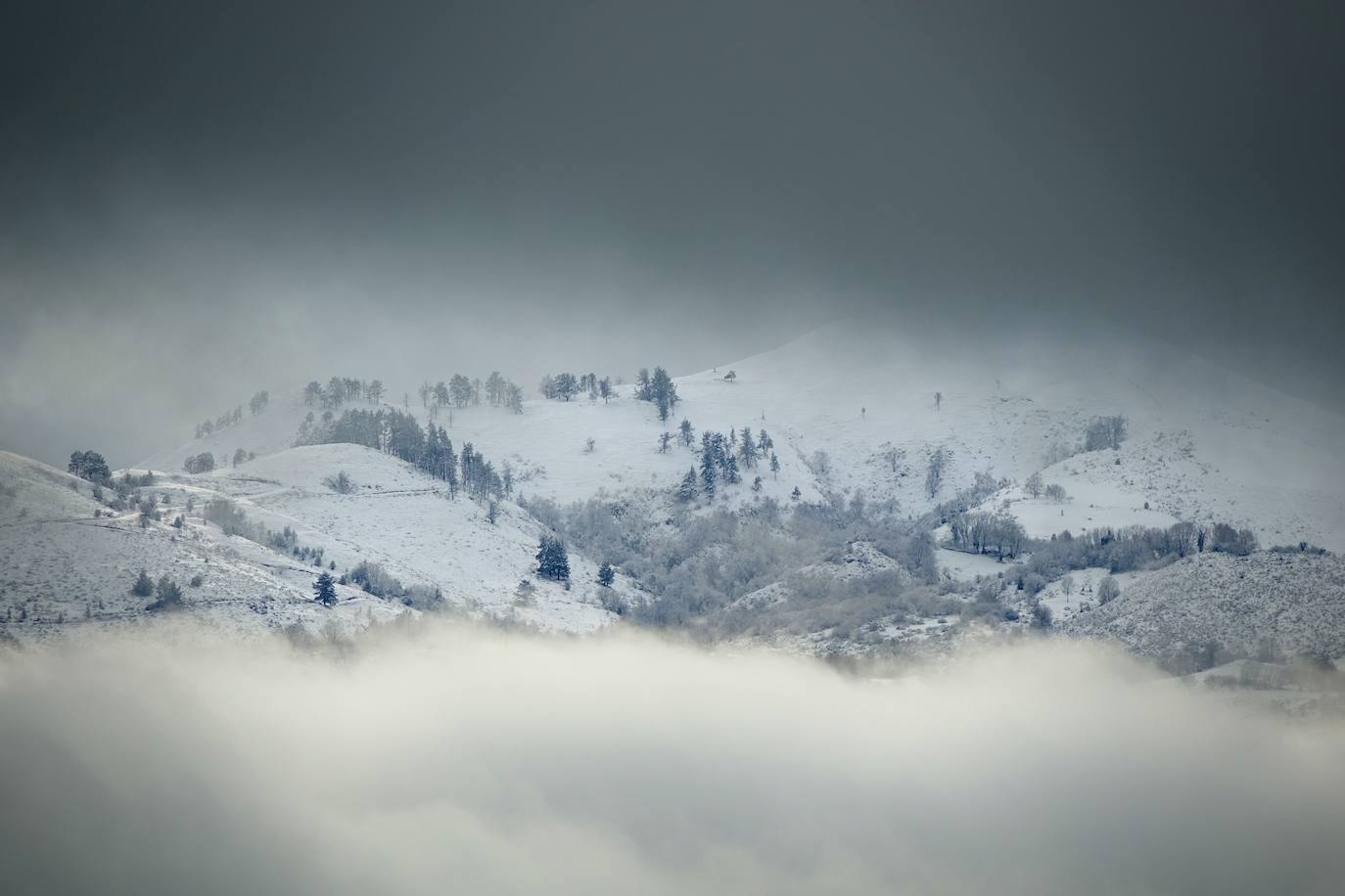 Buena parte de Asturias continúa en alerta amarilla a causa de las nevadas. Hay riesgo de fenómenos costeros en el oriente y acumulación de nieve de hasta 15 centímetros en la Cordillera. La cota seguirá en 300 metros, aunque irá subiendo a lo largo de la jornada