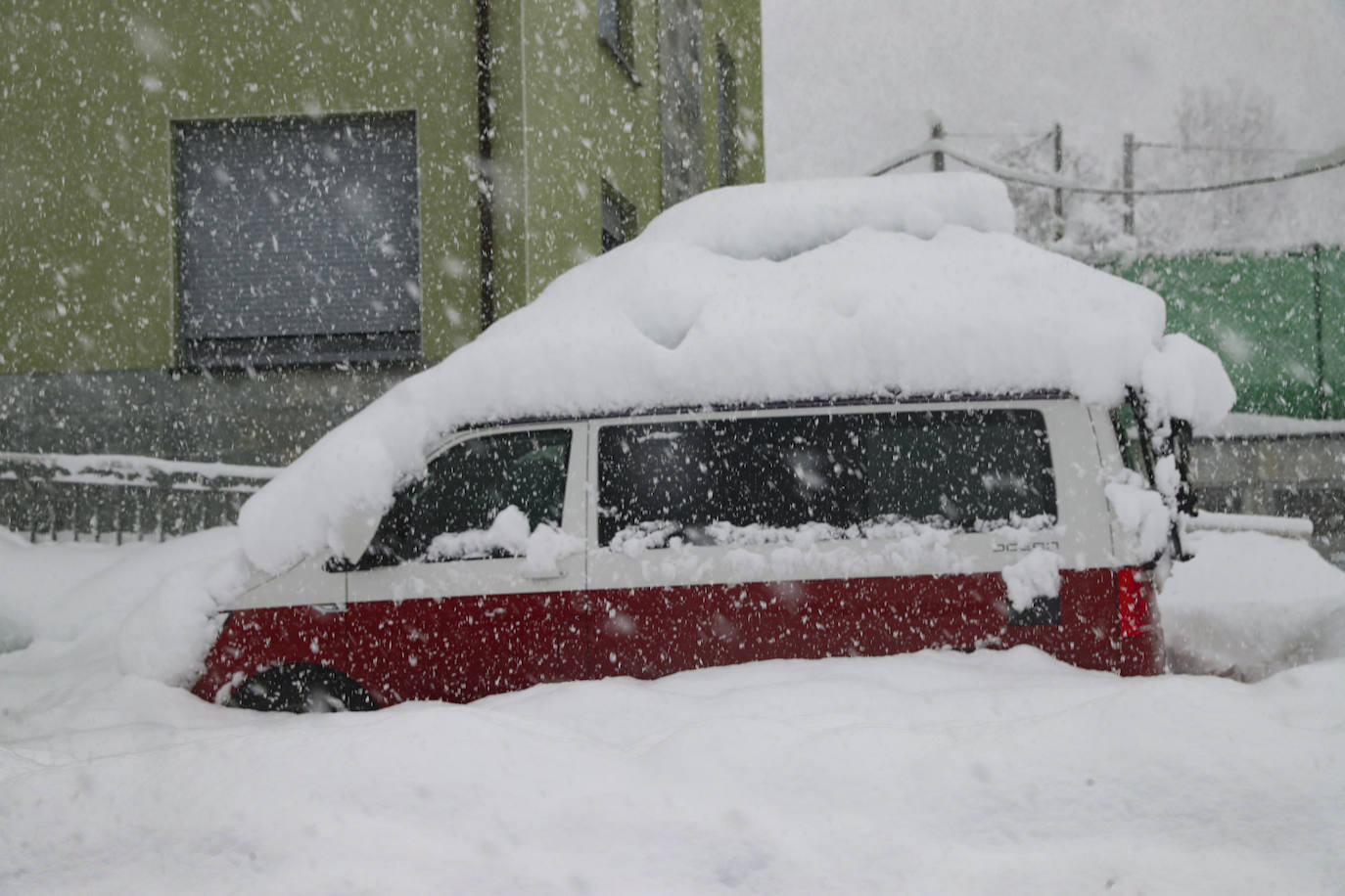 El implacable temporal de nieve no permite retomar la búsqueda del operario de la quitanieves desaparecido en el puerto de San Isidro. 