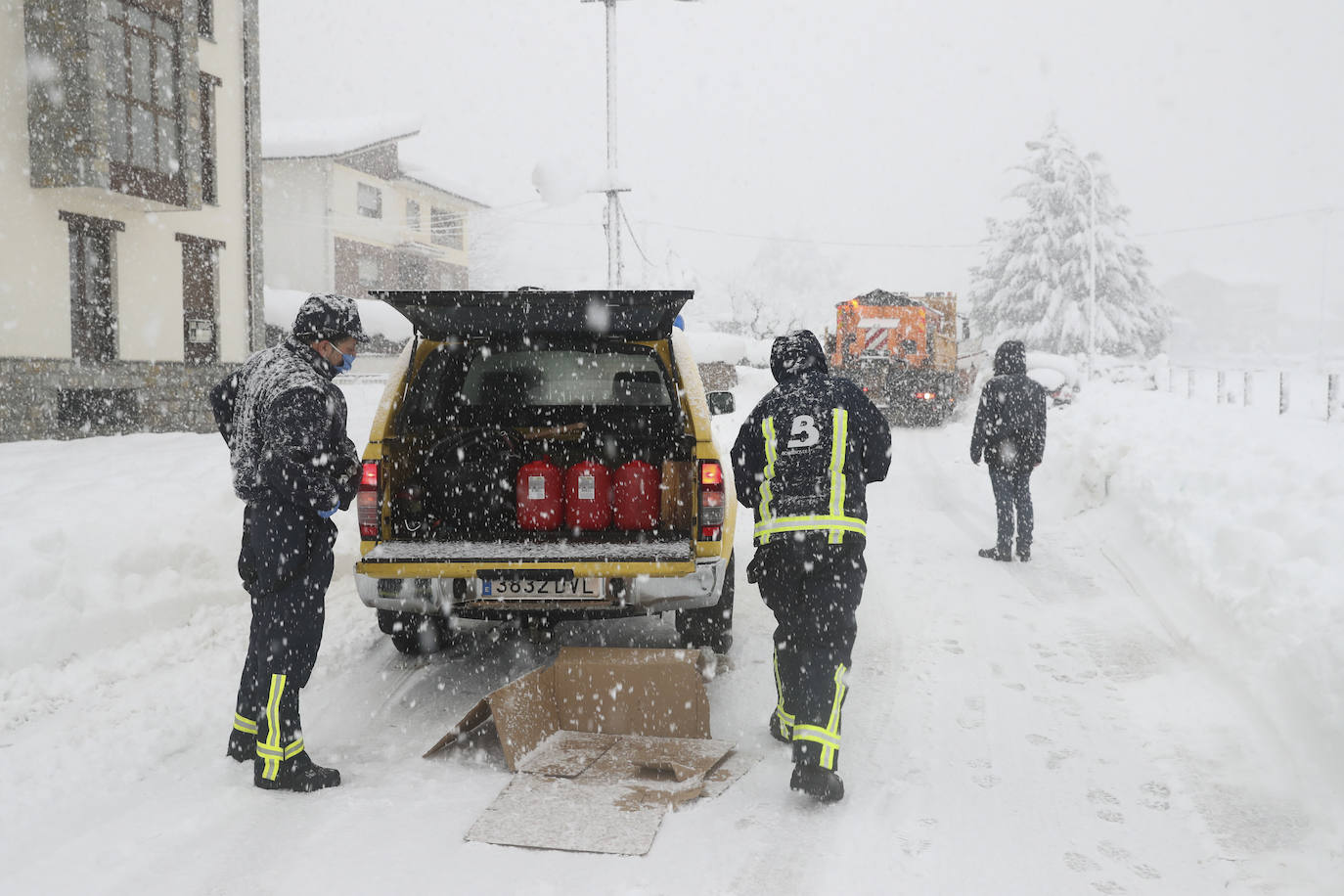 El implacable temporal de nieve no permite retomar la búsqueda del operario de la quitanieves desaparecido en el puerto de San Isidro. 