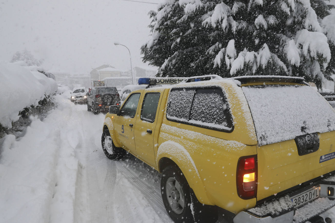 El implacable temporal de nieve no permite retomar la búsqueda del operario de la quitanieves desaparecido en el puerto de San Isidro. 