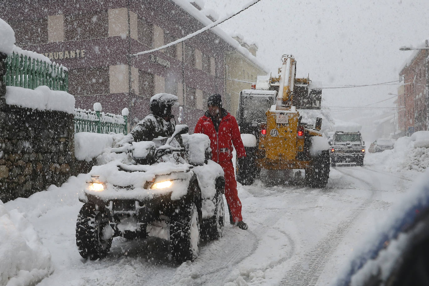 El implacable temporal de nieve no permite retomar la búsqueda del operario de la quitanieves desaparecido en el puerto de San Isidro. 