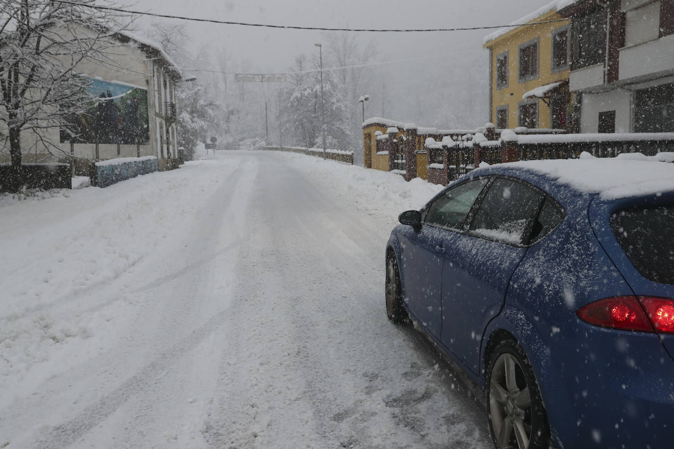 El implacable temporal de nieve no permite retomar la búsqueda del operario de la quitanieves desaparecido en el puerto de San Isidro. 