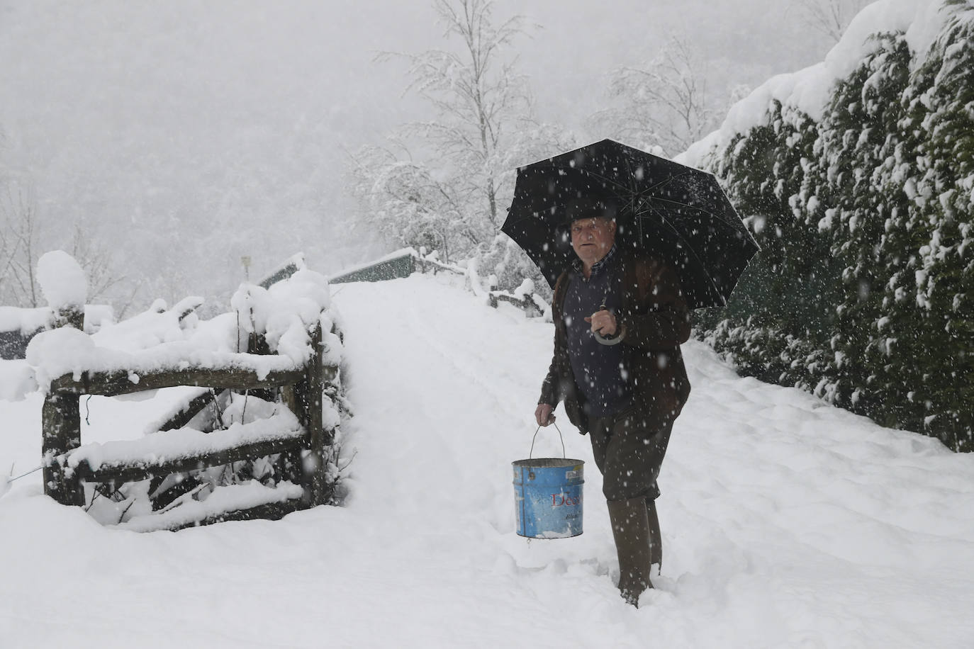 El implacable temporal de nieve no permite retomar la búsqueda del operario de la quitanieves desaparecido en el puerto de San Isidro. 